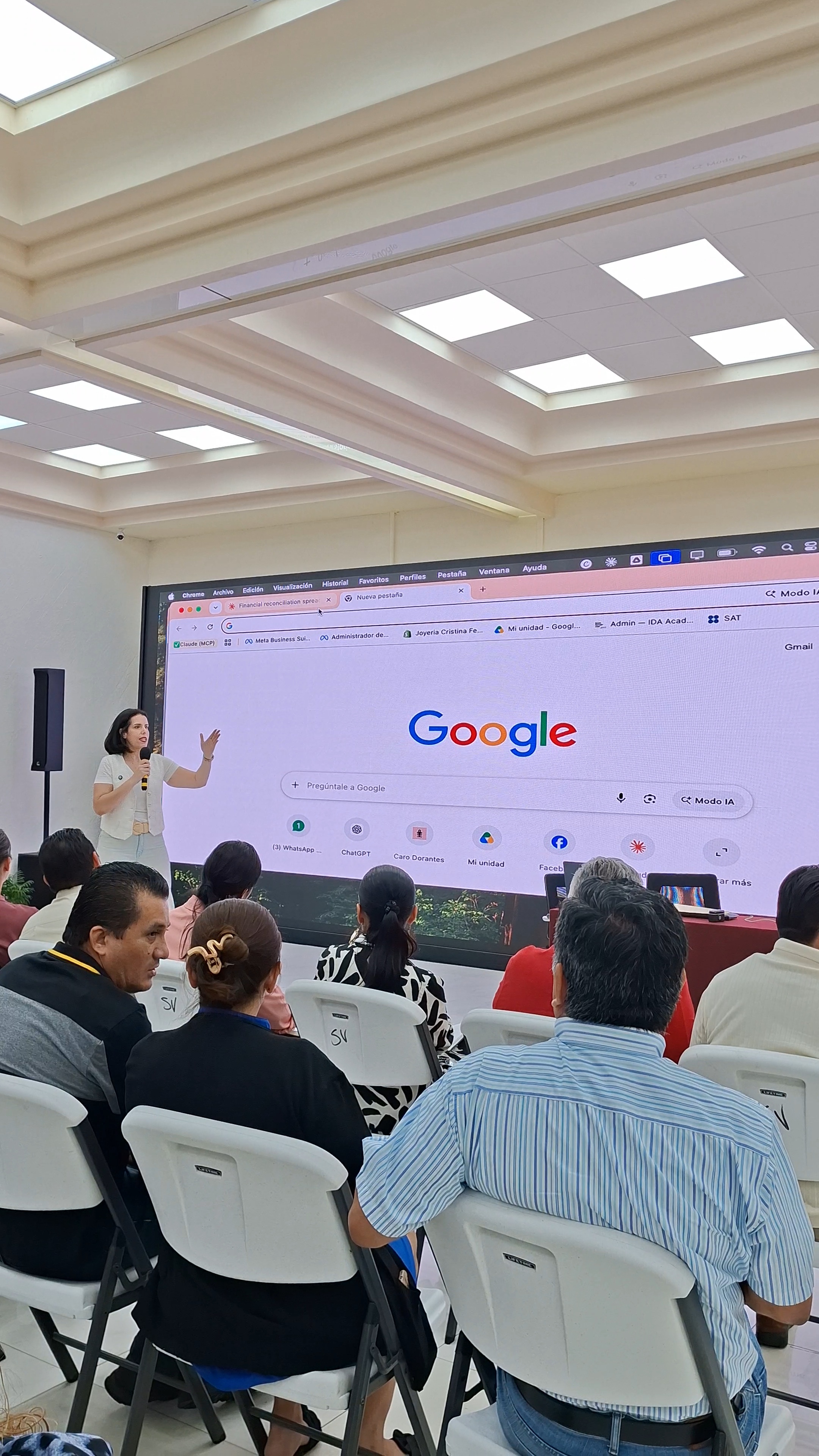 Caro Dorantes explicando herramientas de inteligencia artificial frente a una audiencia