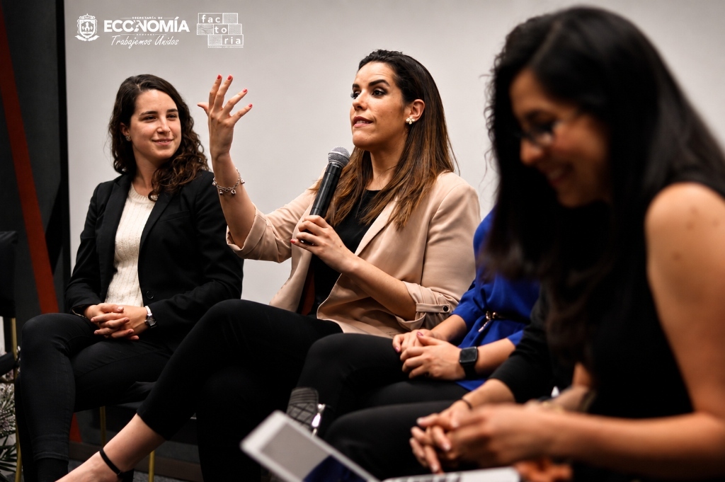 Caro Dorantes en panel de conferencia